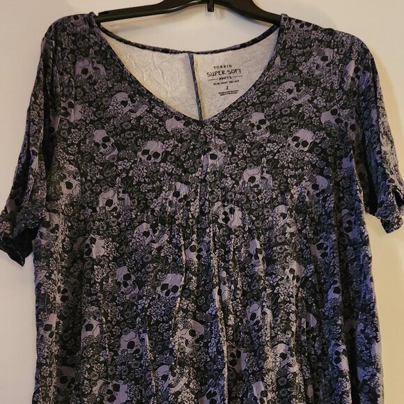 Vintage Torrid Skulls and Flowers tunic - Picture 2 of 4